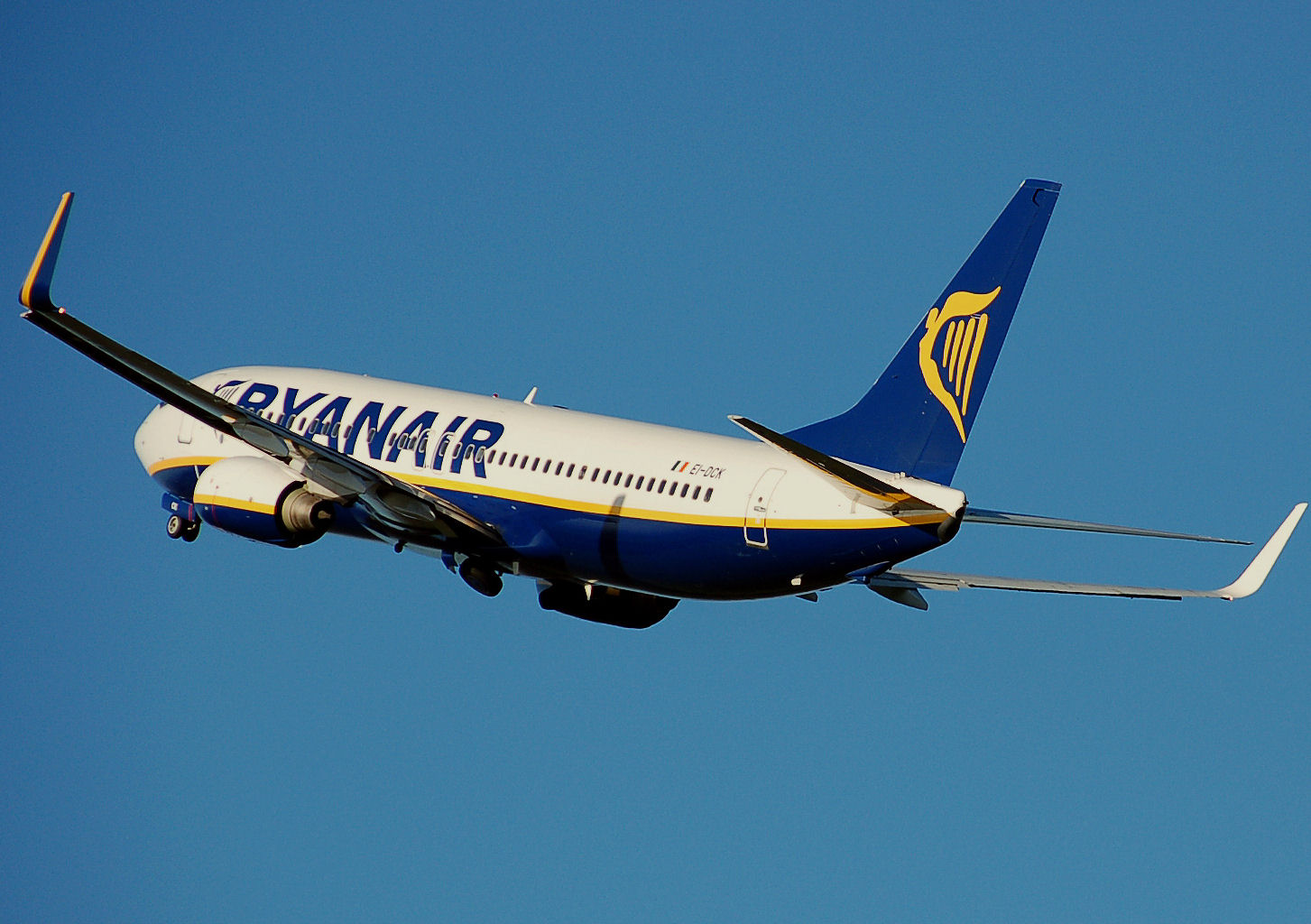 Ryanair.b737-800.aftertakeoff.arp — Economy